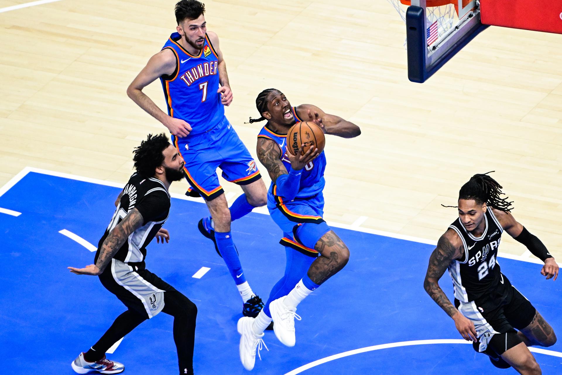 El escolta/alero de Oklahoma City Thunder Jalen Williams (C) intenta lanzar el balón durante el partido 1 de las Finales de la Conferencia Oeste de la NBA ante San Antonio Spurs este lunes. EFE/EPA/GERALD LEONG
