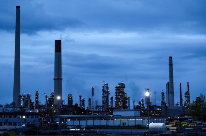 La refinería de petróleo Miro en Karlsruhe, Alemania. EFE/EPA/RONALD WITTEK

