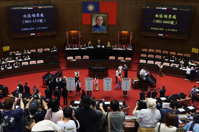 TAIPÉI (Taiwán), 19/05/2026.- Los legisladores taiwaneses votaron sobre el juicio político contra el presidente de Taiwán, Lai Ching-te, en el edificio del Yuan Legislativo en Taipéi. EFE/EPA/RITCHIE B. TONGO
