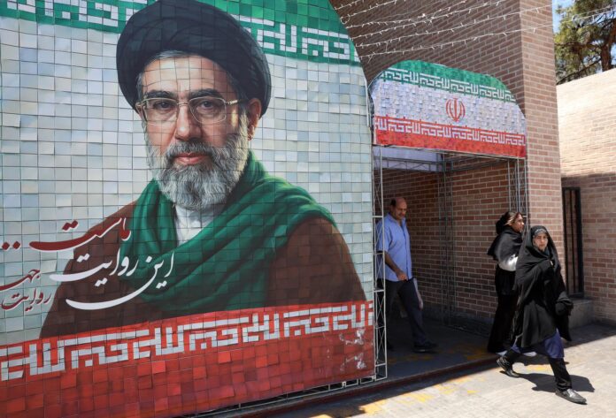 Iraníes pasan junto a una imagen del líder supremo iraní, el ayatolá Mojtaba Khamenei, en una calle de Teherán, Irán, este lunes 18 de mayo de 2026. EFE/EPA/ABEDIN TAHERKENAREH
