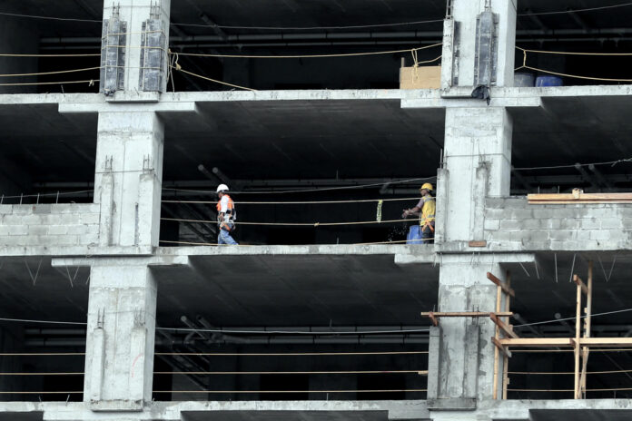 Obreros trabajan en una construcción en Tegucigalpa (Honduras), en una imagen de archivo. EFE/ Gustavo Amador
