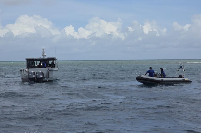 Barcos que forman parte del operativo para rescatar los cadáveres de los cinco turistas italianos fallecidos en una cueva submarina de Maldivas.
EFE/EPA/Maldives President's Media Division Handout HANDOUT HANDOU, EDITORIAL USE ONLY, NO SALESHANDOUT EDITORIAL USE ONLY/NO SALES
