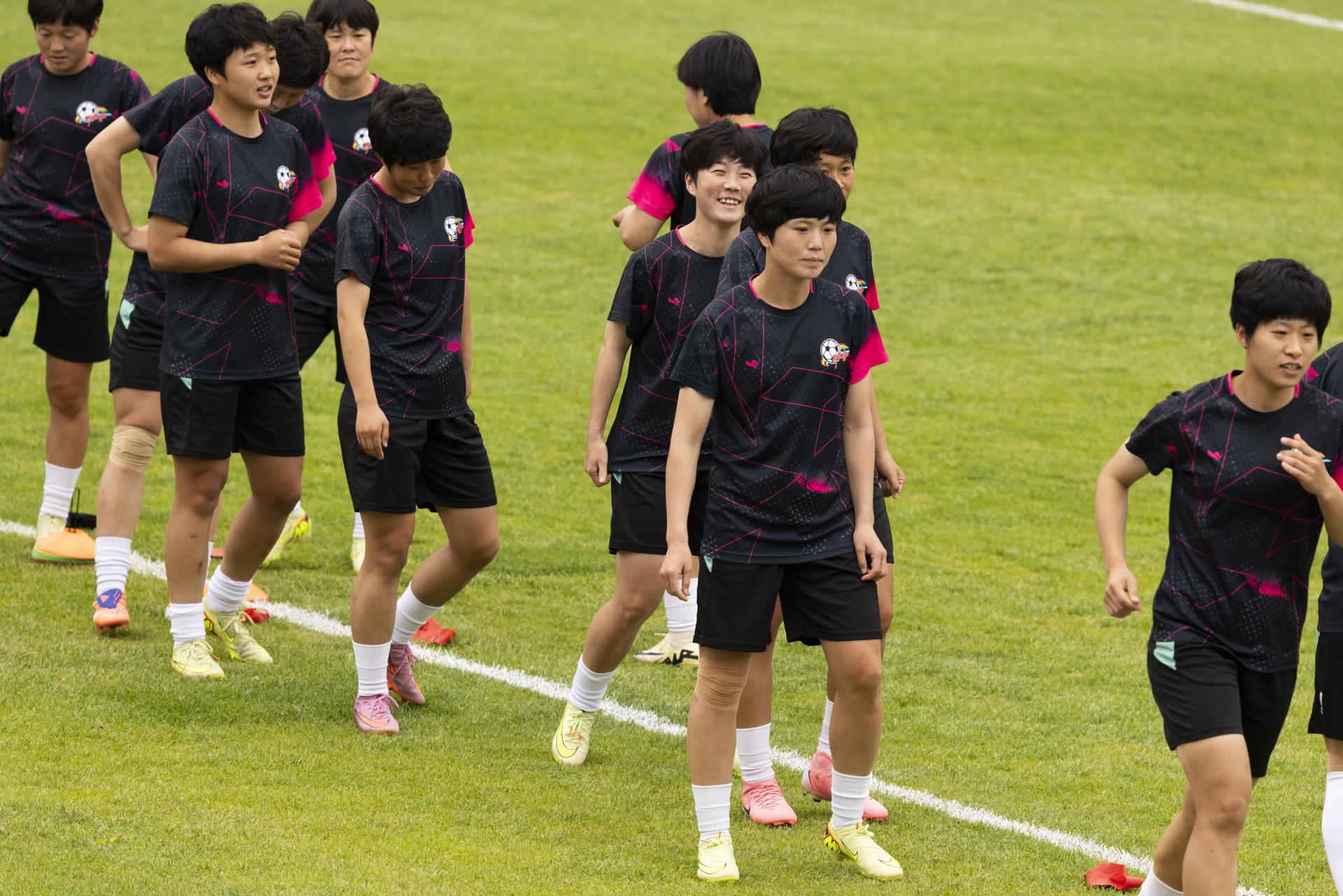 Jugadoras del equipo norcoreano Naegohyang FC durante un entrenamiento en Suwon, Corea del Sur, antes del enfrentamiento contra el Suwon FC.
EFE/EPA/JEON HEON-KYUN
