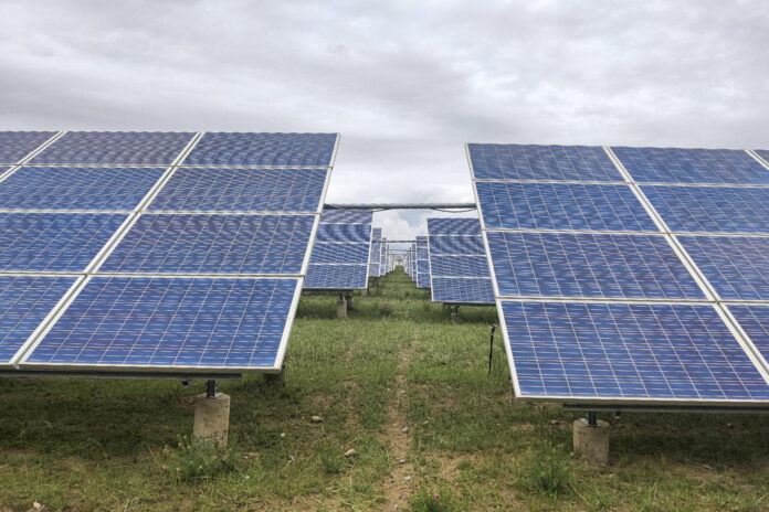 Fotografía de archivo de un parque solar. EFE/Álvaro Alfaro
