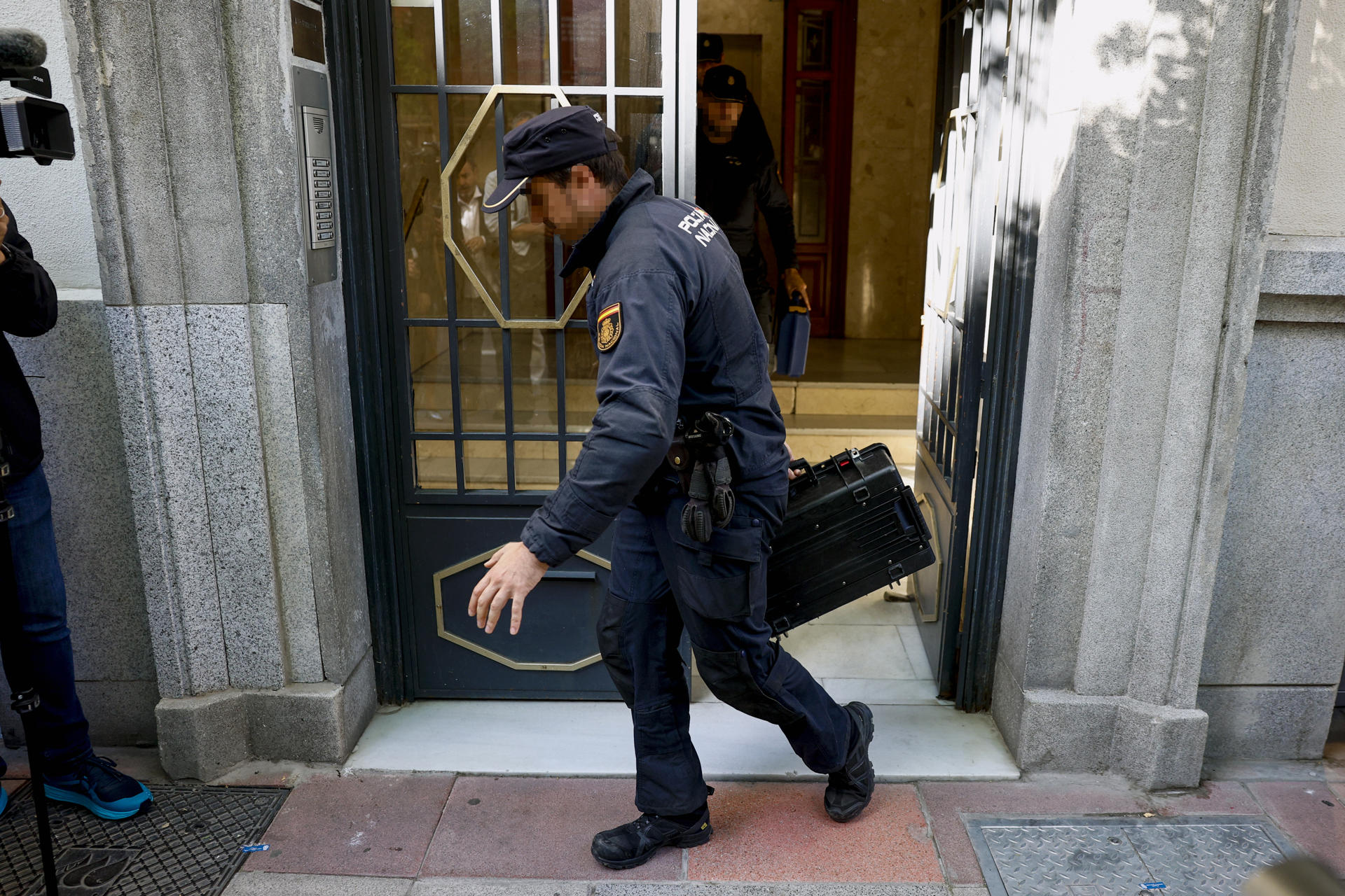 Agentes de la Policía española salen del edificio donde se encuentra la oficina del expresidente del Gobierno José Luis Rodríguez Zapatero durante un registro este martes en Madrid. EFE/ Rodrigo Jiménez

