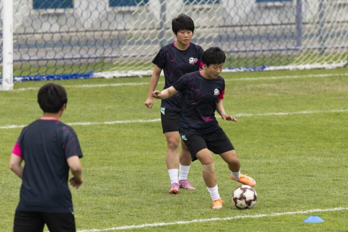 Jugadoras del Naegohyang FC femenino de Corea del Norte se entrenan en el estadio de Suwon, Corea del Sur. EFE/EPA/JEON HEON-KYUN
