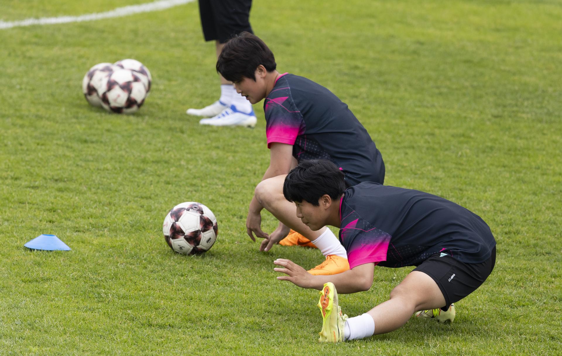 Jugadoras del Naegohyang FC femenino de Corea del Norte se entrenan en el estadio de Suwon, Corea del Sur. EFE/EPA/JEON HEON-KYUN
