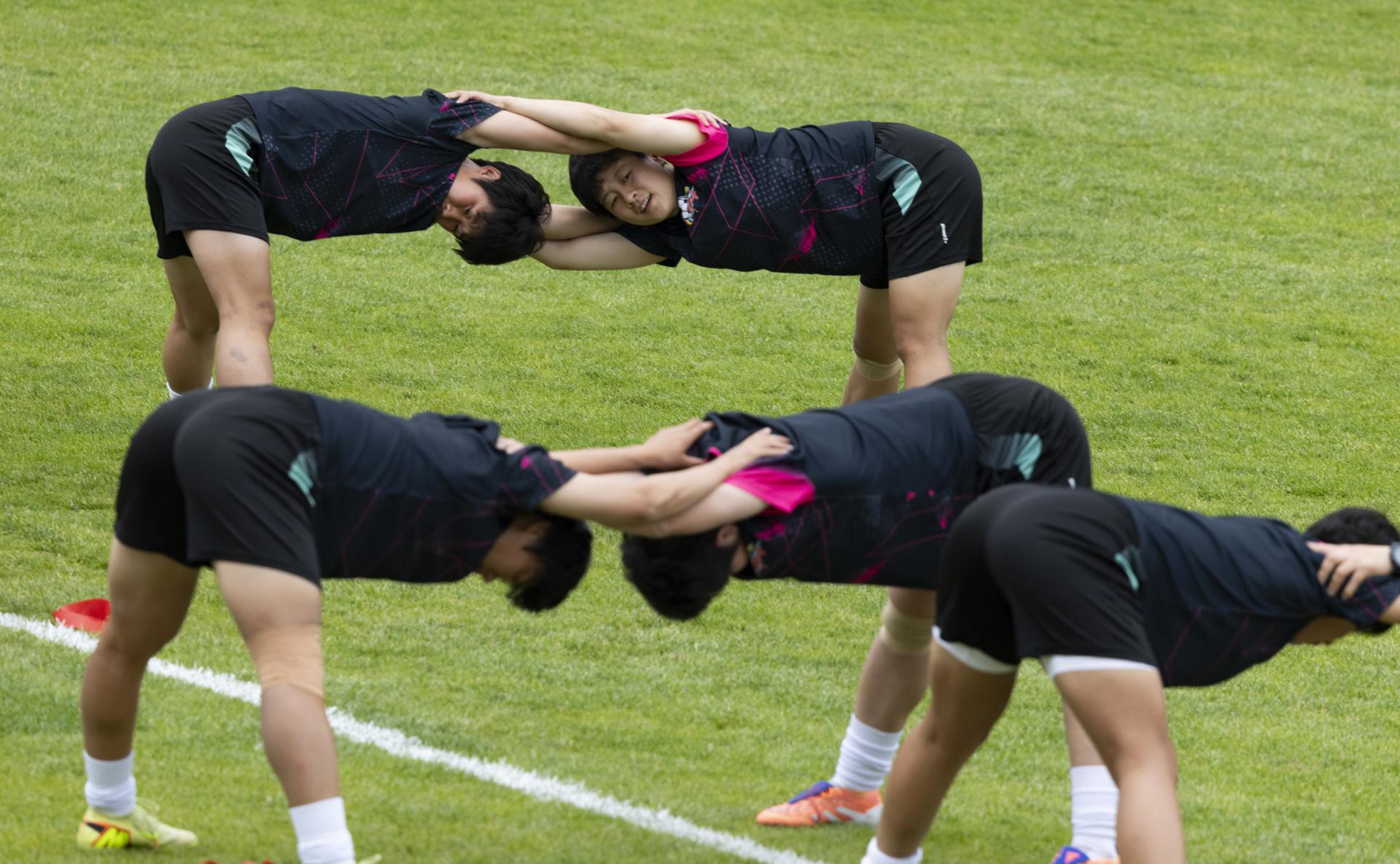 Jugadoras del Naegohyang FC femenino de Corea del Norte se entrenan en el estadio de Suwon, Corea del Sur. EFE/EPA/JEON HEON-KYUN
