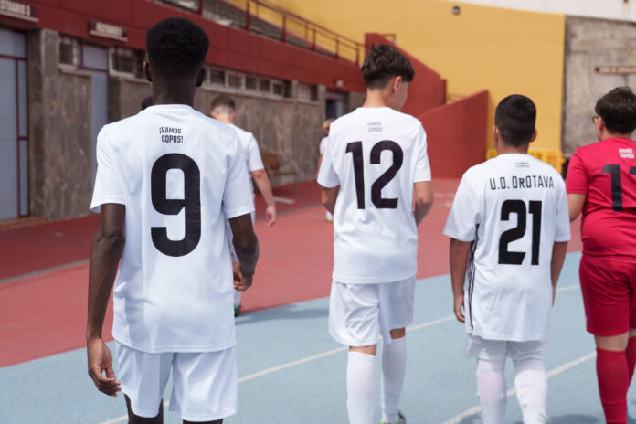 Durante tres años Adú (nombre ficticio), un niño camerunés de 12 años que llegó a Canarias en cayuco, ha visto desde la grada la mayor parte de los partidos del equipo de fútbol con el que entrena, sin fallar, seis horas a la semana. Con el cambio de normativa de la FIFA tiene ficha federativa con su equipo. EFE/Ramón de la Rocha
