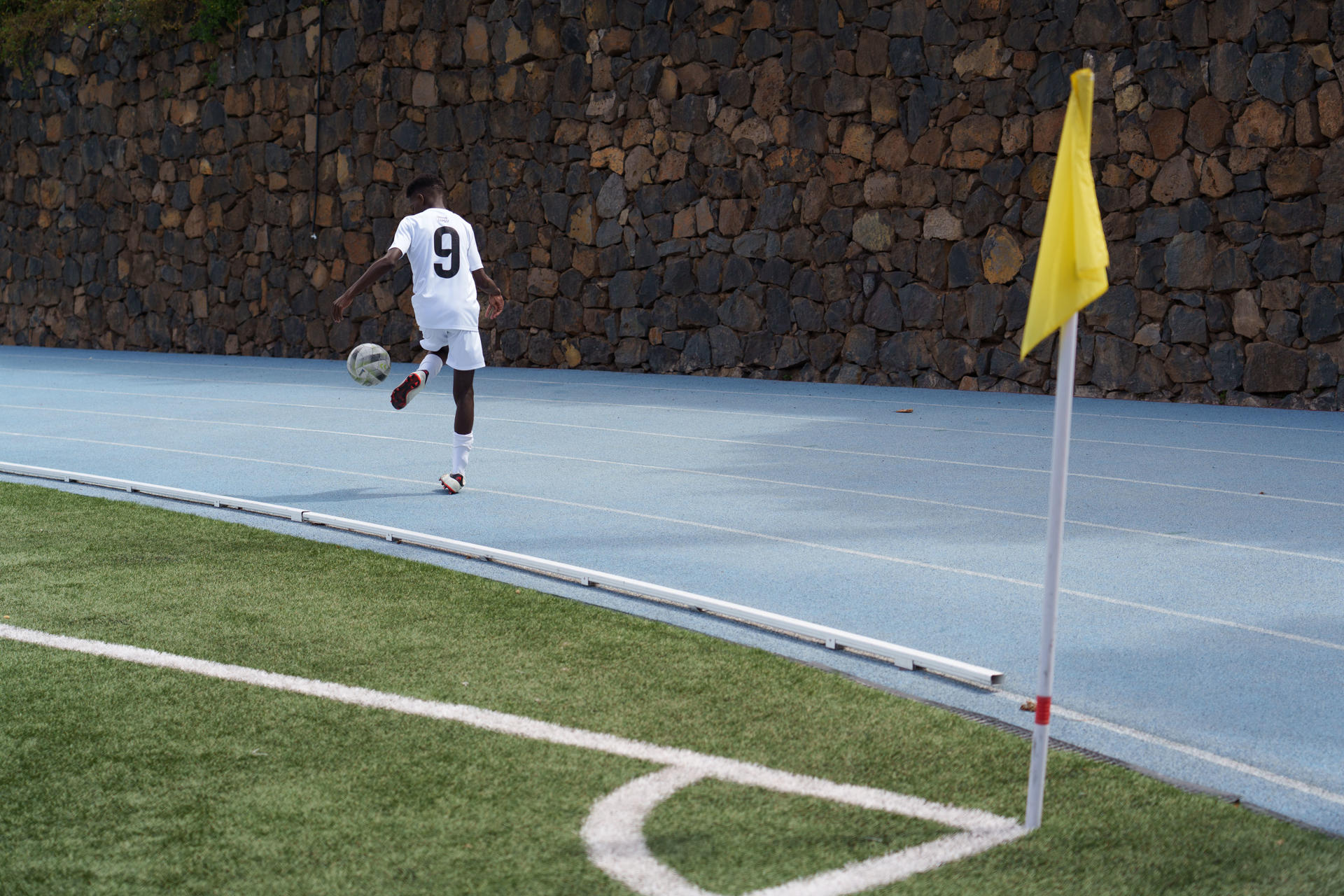 Durante tres años Adú (nombre ficticio), un niño camerunés de 12 años que llegó a Canarias en cayuco, ha visto desde la grada la mayor parte de los partidos del equipo de fútbol con el que entrena, sin fallar, seis horas a la semana. Con el cambio de normativa de la FIFA tiene ficha federativa con su equipo. EFE/Ramón de la Rocha
