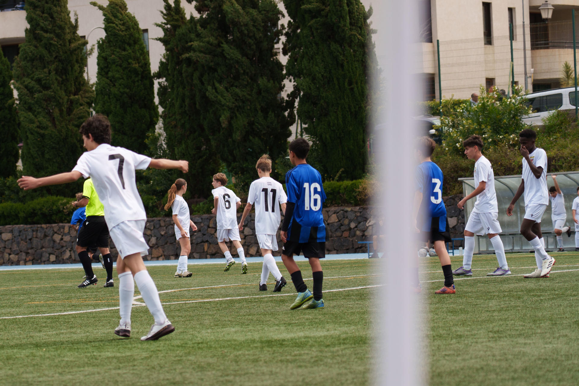 Durante tres años Adú (nombre ficticio), un niño camerunés de 12 años que llegó a Canarias en cayuco, ha visto desde la grada la mayor parte de los partidos del equipo de fútbol con el que entrena, sin fallar, seis horas a la semana. Con el cambio de normativa de la FIFA tiene ficha federativa con su equipo. EFE/Ramón de la Rocha. EFE/Ramón de la Rocha
