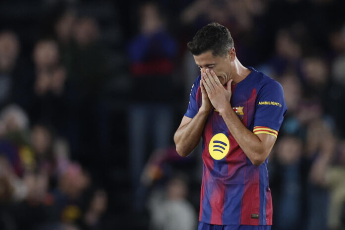 El delantero del Barcelona Robert Lewandowski durante el homenaje que le rindió el club el domingo, en su despedida en el Camp Nou, tras el partido ante el Betis. EFE/Alberto Estévez
