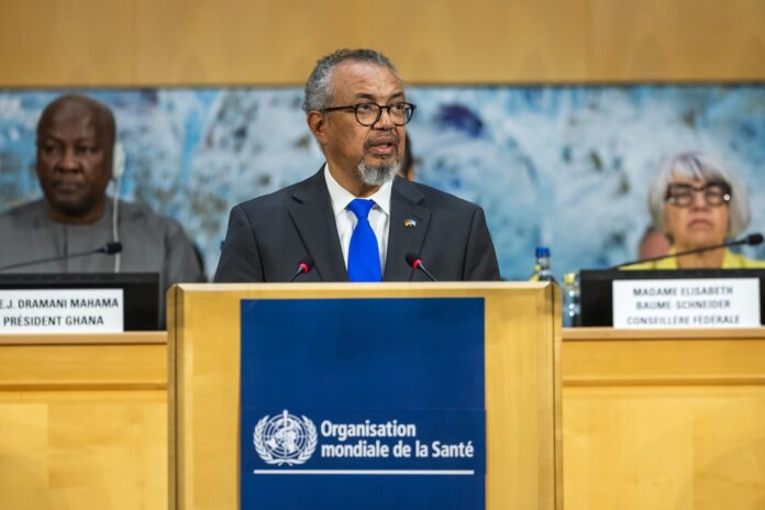 El Director General de la Organización Mundial de la Salud (OMS) Tedros Adhanom Ghebreyesus (C) pronuncia su discurso durante la inauguración de la 79ª Asamblea Mundial de la Salud (WHA79) en la sede europea de las Naciones Unidas en Ginebra, Suiza, el 18 de mayo de 2026. (Suiza, Ginebra) EFE/EPA/SALVATORE DI NOLFI
