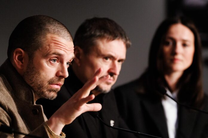 Sebastian Stan, Cristian Mungiu y Renate Reinsve en la rueda de prensa de 'Fjord' en Cannes. EFE/EPA/CLEMENS BILAN / POOL
