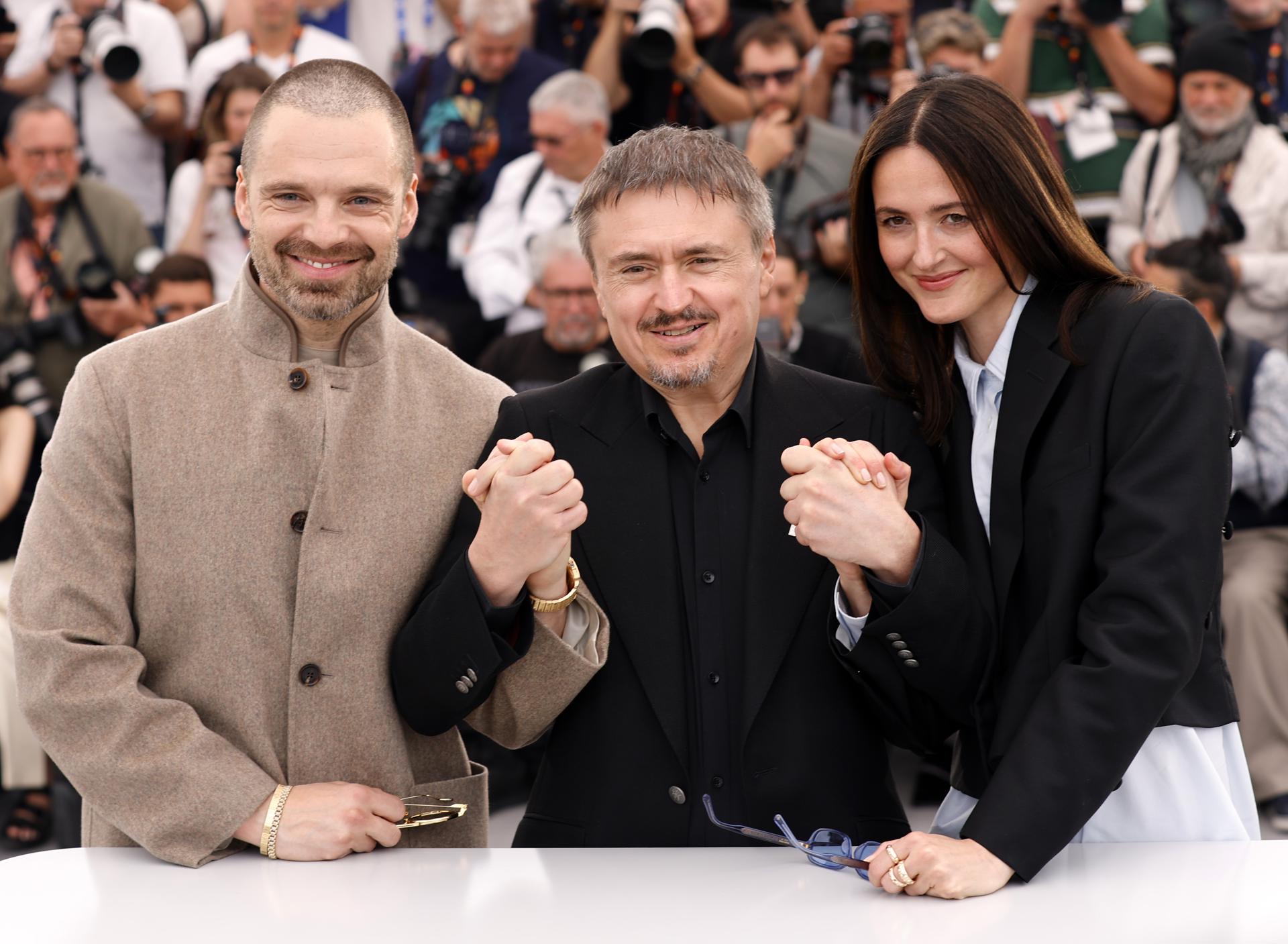 Sebastian Stan, Cristian Mungiu y Renate Reinsve en la presentación de 'Fjord' en Cannes. EFE/EPA/TERESA SUAREZ
