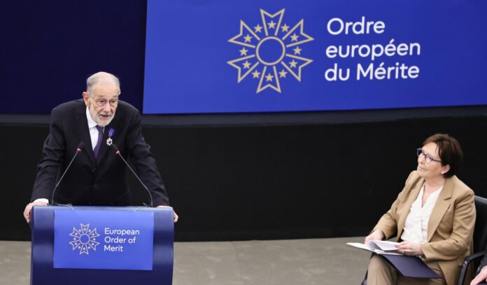 El ex Alto Representante de la UE para la Política Exterior y de Seguridad Común, Javier Solana, interviene durante la ceremonia de entrega de la Orden Europea del Mérito en el Parlamento Europeo en Estrasburgo, Francia, el 19 de mayo de 2026. Esta es la primera distinción europea de este tipo otorgada por una institución de la UE para reconocer los logros de personas que han realizado contribuciones significativas a la integración y la unidad europeas, la democracia y los valores.. (Francia, Estrasburgo) EFE/EPA/RONALD WITTEK
