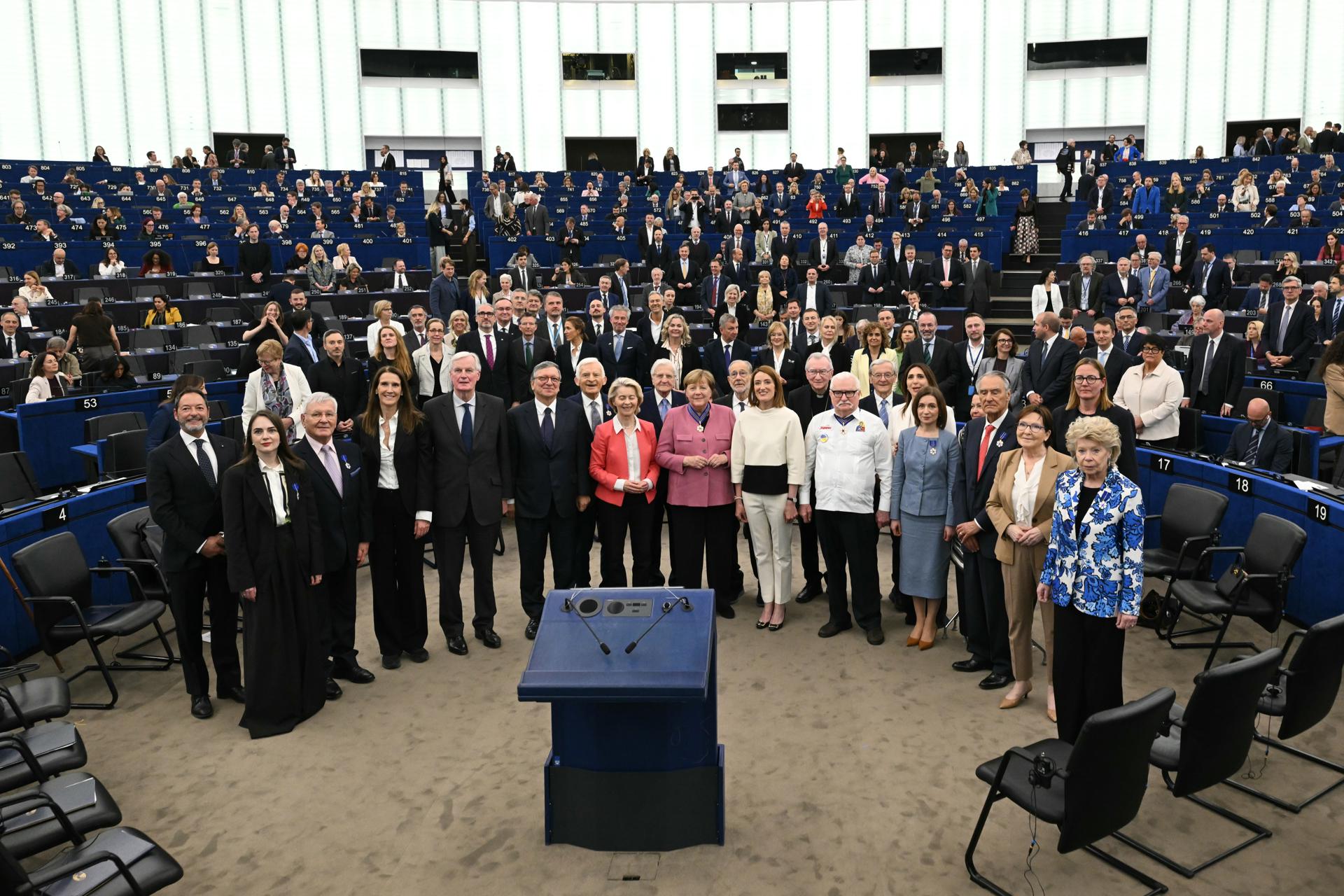 Los galardonados con la primera Orden Europea del Mérito posan para una foto de grupo al finalizar la ceremonia, que premia a personas que han realizado contribuciones significativas a la unidad europea, la democracia o la promoción y defensa de los valores europeos, en el hemiciclo del Parlamento Europeo en Estrasburgo, Francia, el 19 de mayo de 2026. El Parlamento Europeo creó la primera distinción europea de este tipo —la Orden Europea del Mérito— en 2025 para conmemorar el 75 aniversario de la Declaración Schuman, y la ceremonia inaugural tuvo lugar en 2026. (Francia, Estrasburgo) EFE/EPA/SEBASTIEN BOZON / POOL MAXPPP OUT
