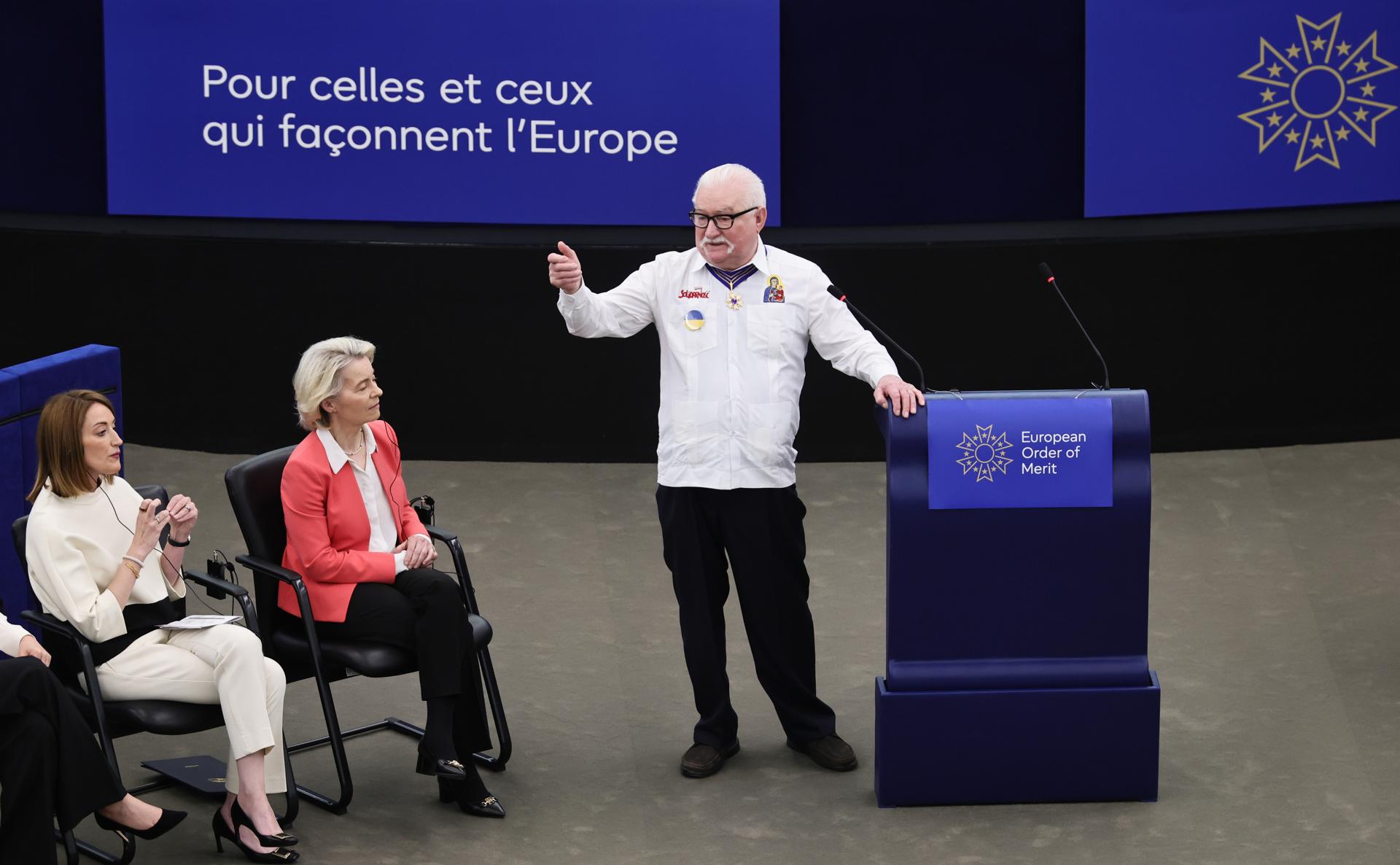 El expresidente polaco Lech Walesa interviene durante la ceremonia de entrega de la Orden Europea del Mérito en el Parlamento Europeo en Estrasburgo, Francia, el 19 de mayo de 2026. Se trata de la primera distinción europea de este tipo otorgada por una institución de la UE para reconocer los logros de personas que han realizado contribuciones significativas a la integración y la unidad europeas, la democracia y los valores. (Francia, Estrasburgo) EFE/EPA/RONALD WITTEK
