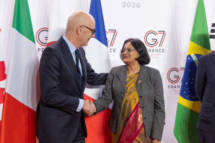 El ministro de Finanzas francés, Roland Lescure (I), da la bienvenida a Anuradha Thakur (D), secretaria del departamento de Asuntos Económicos de la India, durante el segundo día de la reunión de ministros de finanzas y gobernadores de bancos centrales del G7 en París, Francia, este martes. EFE/EPA/CHRISTOPHE PETIT TESSON
