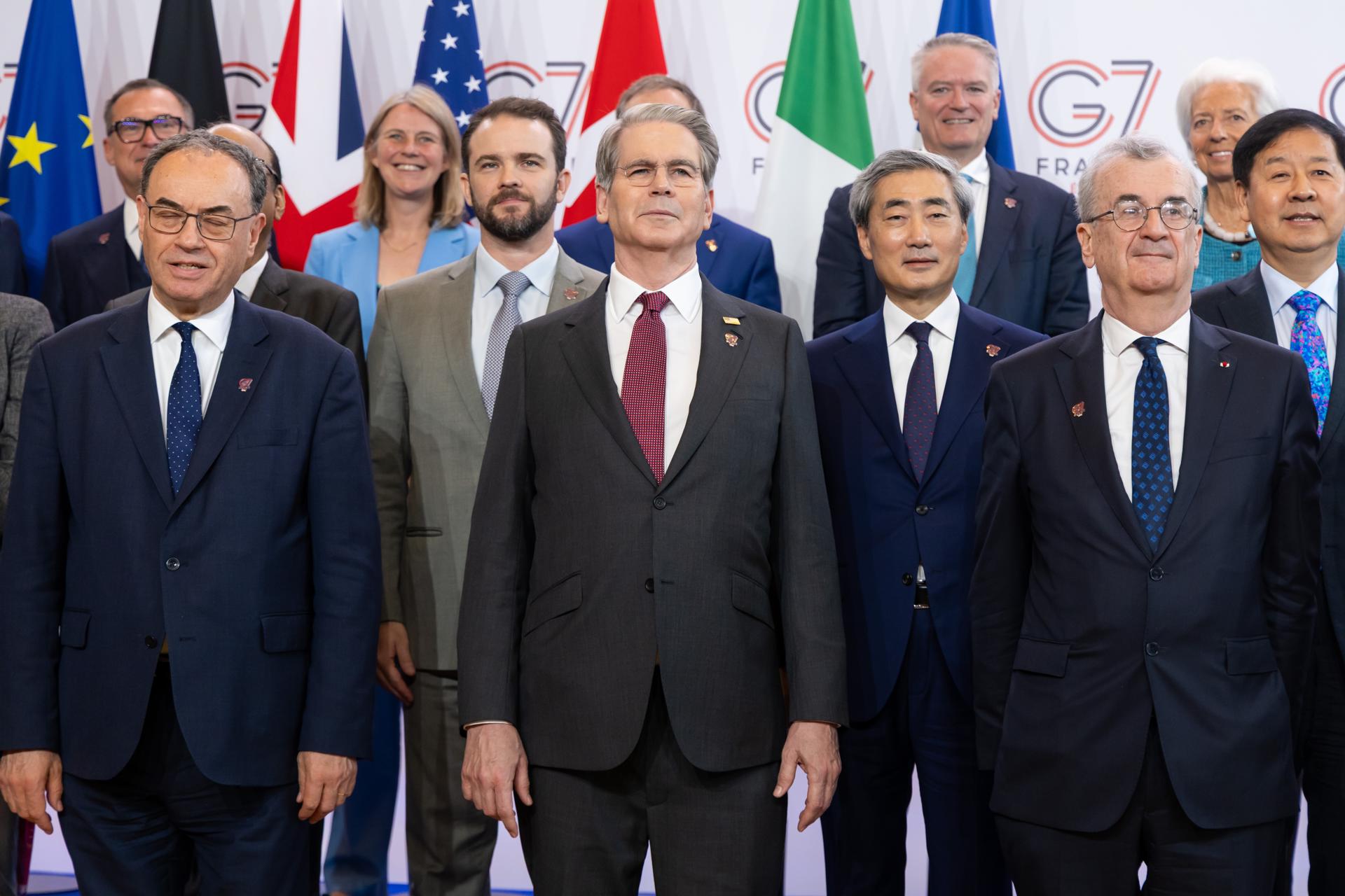 El gobernador del Banco de Inglaterra, Andrew Bailey (i), el secretario del Tesoro de EE. UU., Scott Bessent (c), y el gobernador del Banco de Francia, François Villeroy de Galhau (d), posan para una foto de familia durante el segundo día de la reunión de ministros de finanzas y gobernadores de bancos centrales del G7 en París, Francia, este martes. EFE/EPA/CHRISTOPHE PETIT TESSON