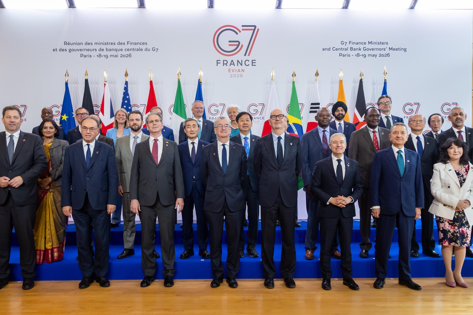 El ministro de Finanzas de Francia, Roland Lescure (C), flanqueado por ministros de Finanzas, gobernadores de Bancos Centrales y representantes de países invitados posa para una foto de familia durante el segundo día de la reunión de ministros de Finanzas y gobernadores de bancos centrales del G7 en París este martes. EFE/EPA/CHRISTOPHE PETIT TESSON