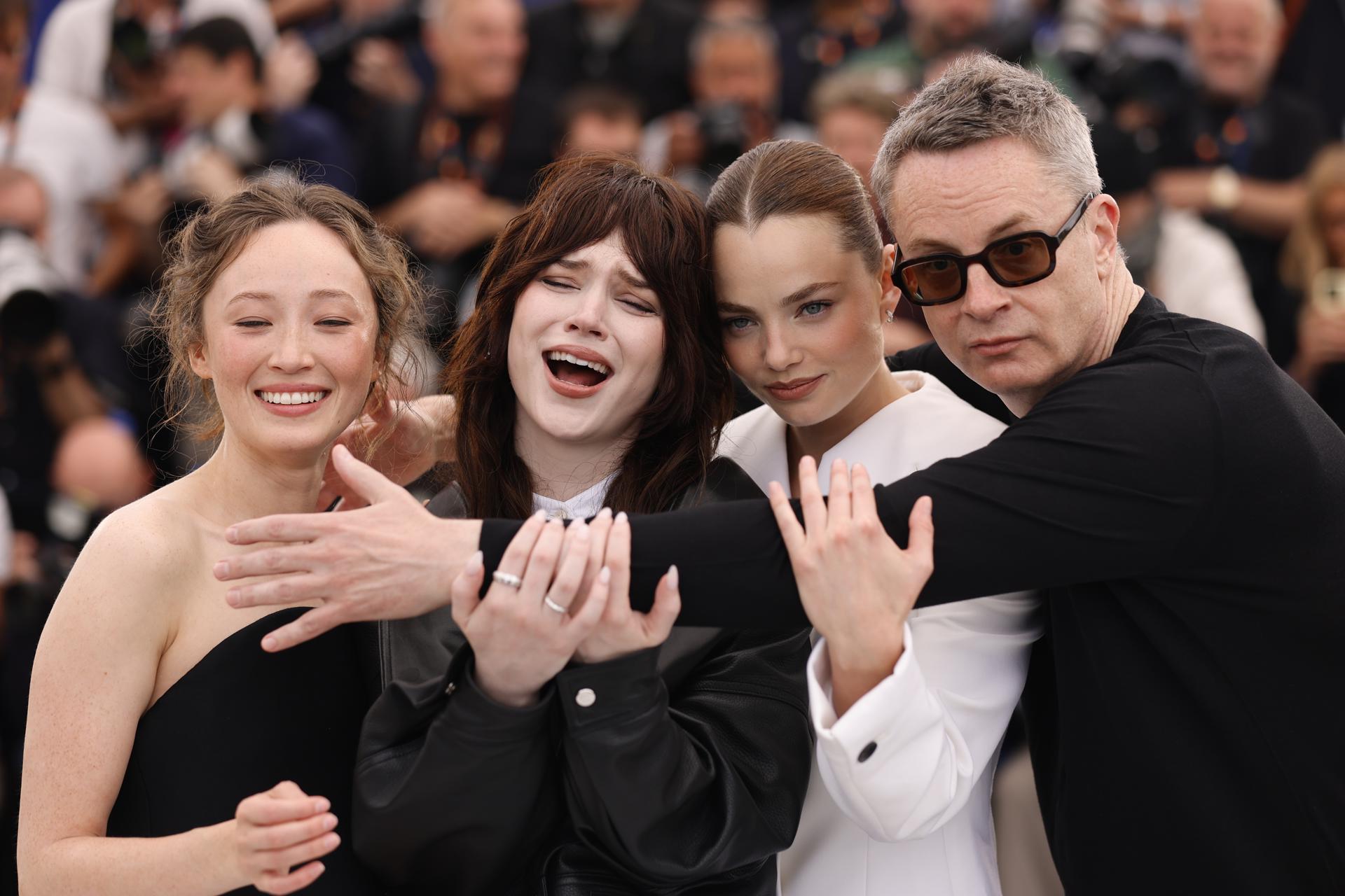 (De izquierda a derecha) Havana Rose Liu, Sophie Thatcher, Kristine Froseth y Nicolas Winding Refn asisten a la sesión fotográfica de 'Her Private Hell' durante el 79º Festival de Cine de Cannes, en Cannes, Francia, el 19 de mayo de 2026. El festival se celebra del 12 al 23 de mayo de 2026. (Cine, Francia, La Habana) EFE/EPA/TERESA SUAREZ
