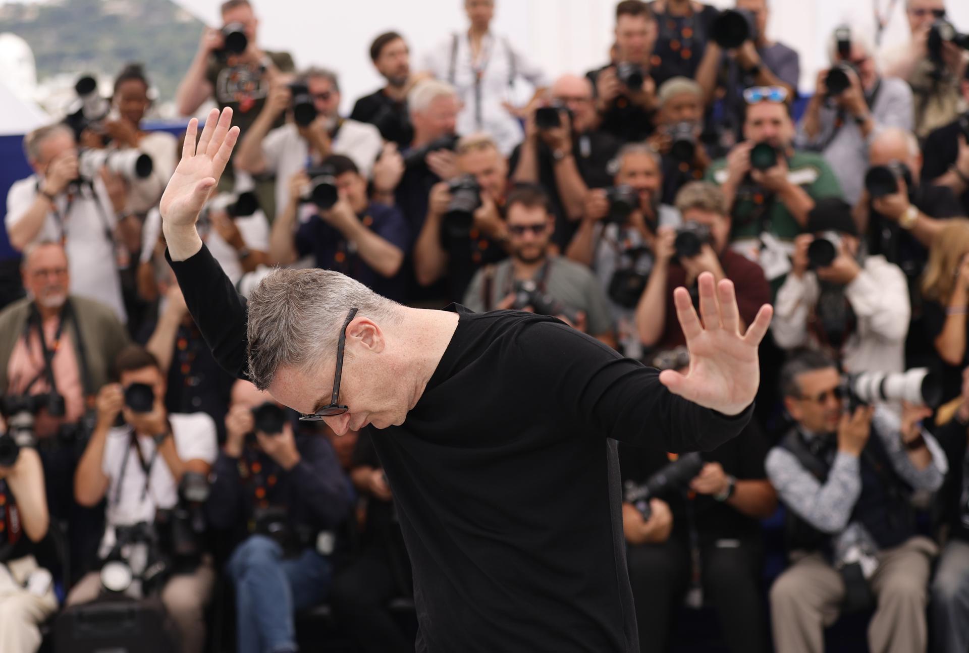 El director Nicolas Winding Refn asiste a la sesión fotográfica de 'Her Private Hell' durante el 79º Festival de Cine de Cannes, en Cannes, Francia, el 19 de mayo de 2026. El festival se celebra del 12 al 23 de mayo de 2026.(Cine, Francia) EFE/EPA/TERESA SUAREZ
