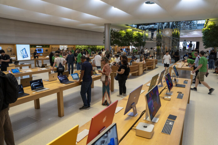 Personas visitan la tienda Apple de la 5 Avenida este lunes, en Nueva York (EE.UU). Apple abrió hace veinticinco años sus dos primeras tiendas físicas, en Tysons Corner (Virginia) y Glendale (California), desafiando así las convenciones del mercado e iniciando un experimento para acercar sus modelos al consumidor que se ha convertido en un imperio de 272 establecimientos en EEUU, aunque el auge del comercio digital ha marcado un cambio de ciclo para la firma de Cupertino. EFE/ Angel Colmenares
