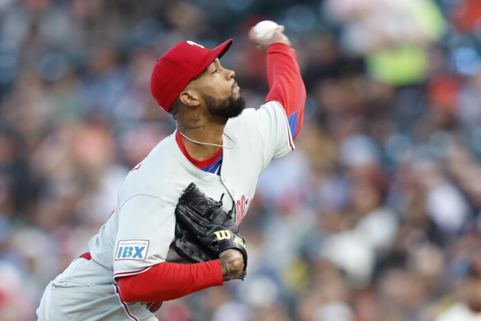 Foto de archivo de Cristopher Sánchez, lanzador dominicano de los Filis. EFE/EPA/JOHN G. MABANGLO
