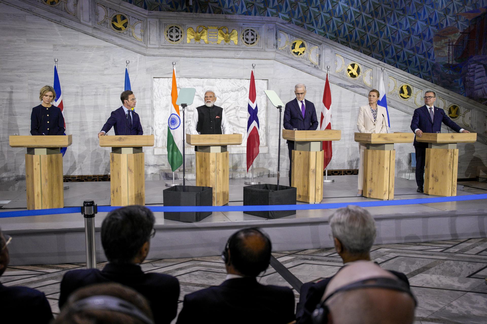 (De izda a dcha) Kristrun Mjoll Frostadottir, de Islandia; Ulf Kristersson, de Suecia; Narendra Modi, de la India; Jonas Gahr Store, de Noruega; Mette Frederiksen de Dinamarca y Petteri Orpo, de Finlandia. EFE/EPA/Stian Lysberg Solum
