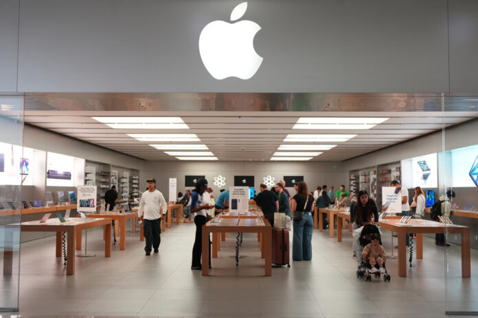 Fotografía del 14 de mayo de 2026 de personas visitando la tienda Apple en Glendale Galleria, en Los Ángeles (EE.UU). EFE/ Omar Alonso
