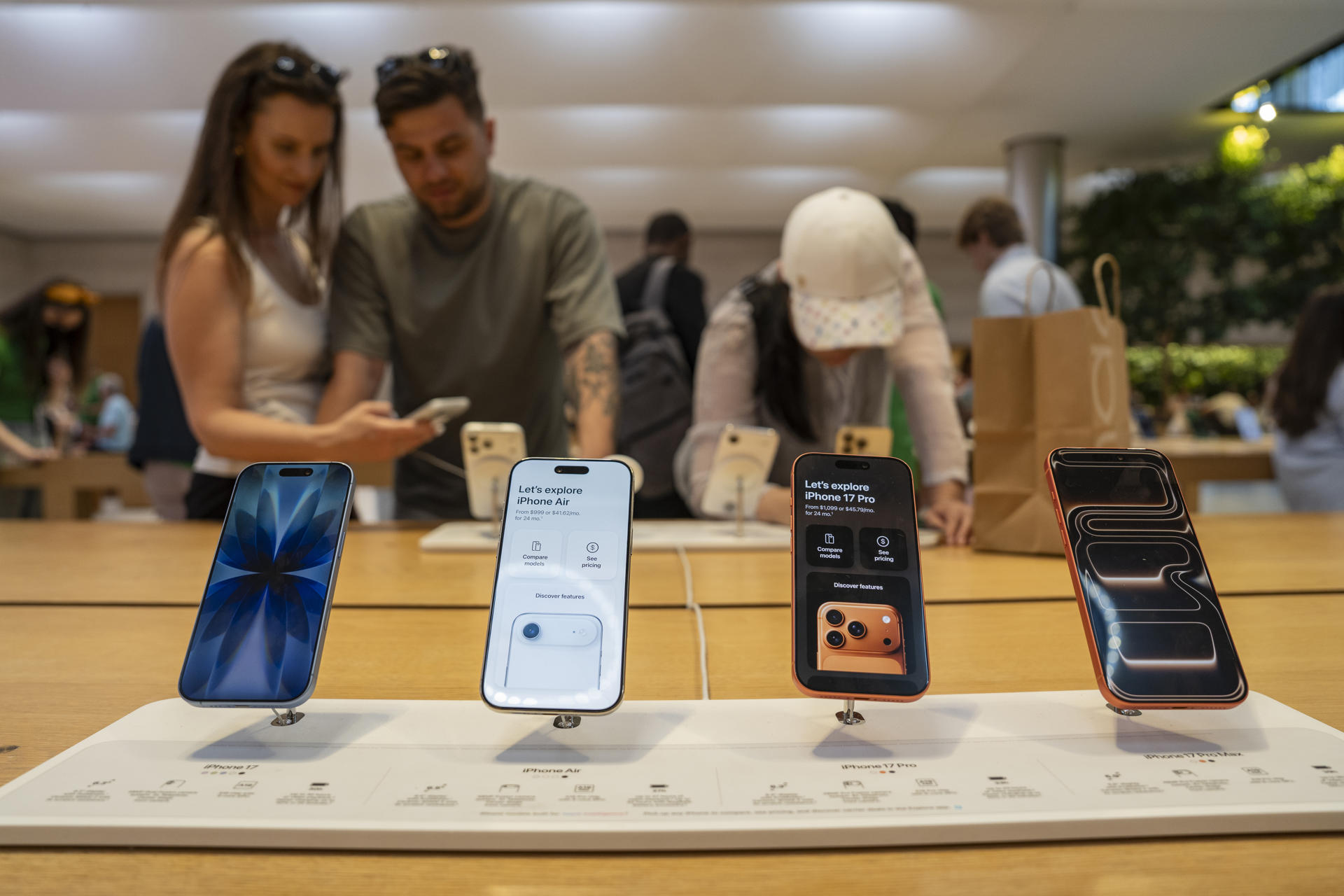 Fotografía que muestra varios productos en la tienda Apple de la 5 Avenida este lunes, en Nueva York (EE.UU). EFE/ Angel Colmenares