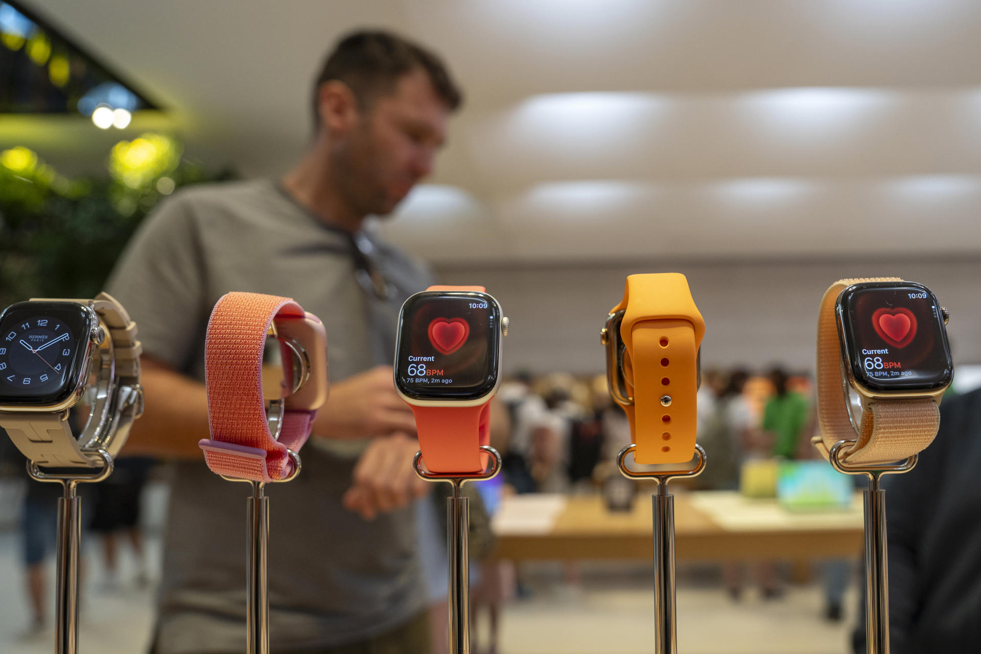 Fotografía que muestra varios productos en la tienda Apple de la 5 Avenida este lunes, en Nueva York (EE.UU). EFE/ Angel Colmenares