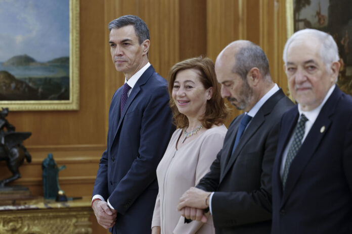 MADRID, 19/05/2026.- del Congreso, Francina Armengol; el Senado, Pedro Rollán; durante la ceremonia celebrada, este martes, en el Palacio de la Zarzuela en la que el rey sanciona la reforma del apartado 3 del artículo 69 de la Constitución Española para que Formentera sea incluida en el listado de circunscripciones insulares en las elecciones a la Cámara Alta de forma separada a Ibiza. EFE/Chema Moya
