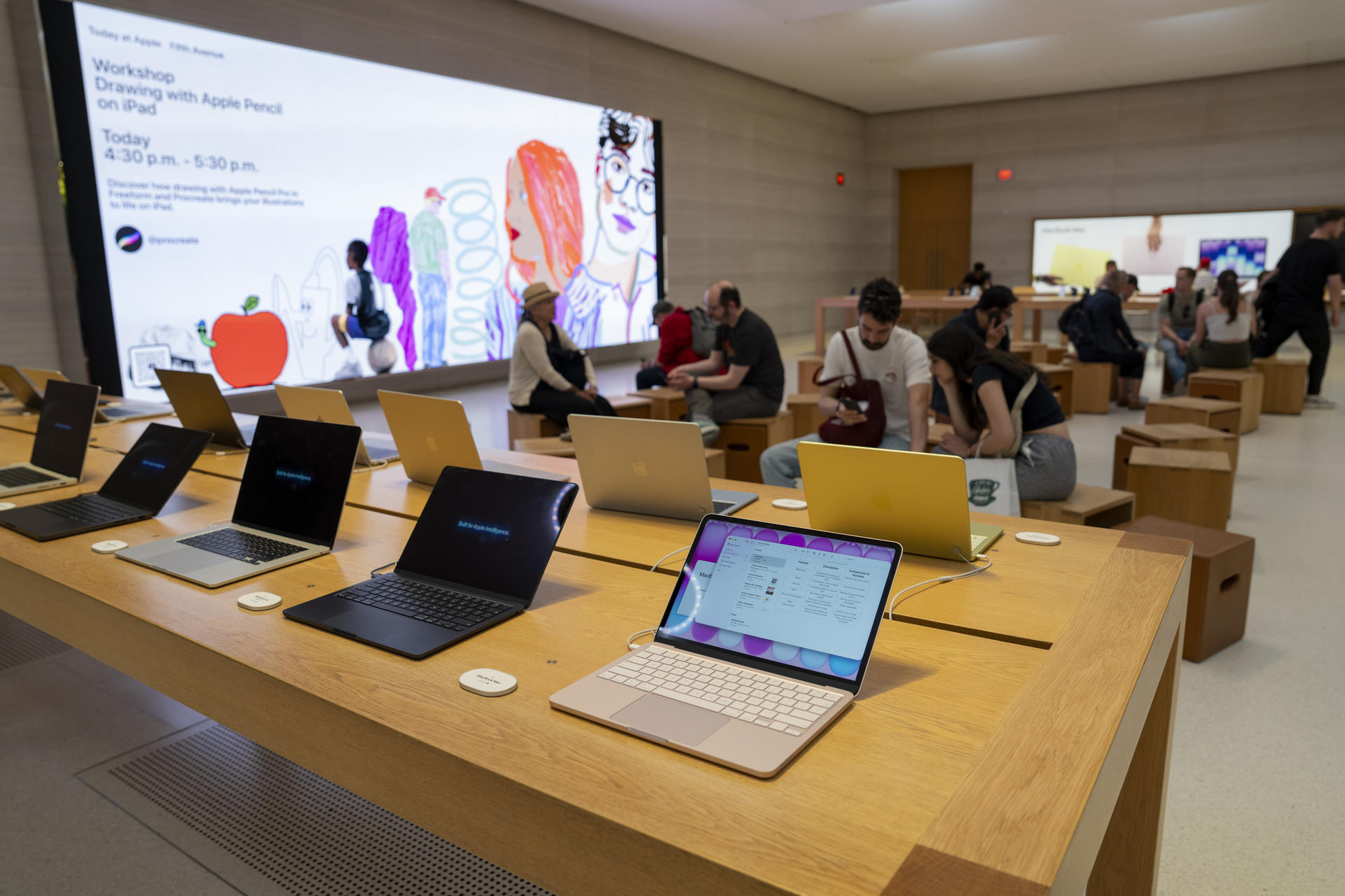 Fotografía que muestra varios productos en la tienda Apple de la 5 Avenida este lunes, en Nueva York (EE.UU). Apple abrió hace veinticinco años sus dos primeras tiendas físicas, en Tysons Corner (Virginia) y Glendale (California), desafiando así las convenciones del mercado e iniciando un experimento para acercar sus modelos al consumidor que se ha convertido en un imperio de 272 establecimientos en EEUU, aunque el auge del comercio digital ha marcado un cambio de ciclo para la firma de Cupertino. EFE/ Angel Colmenares
