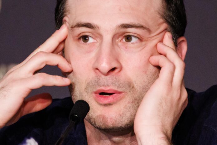El director Arthur Harari asiste a la rueda de prensa de «Lo desconocido» (L'inconnue) durante el 79º Festival de Cine de Cannes, en Cannes, Francia, el 19 de mayo de 2026. El festival se celebra del 12 al 23 de mayo de 2026. (Cine, Francia) EFE/EPA/CLEMENS BILAN / POOL
