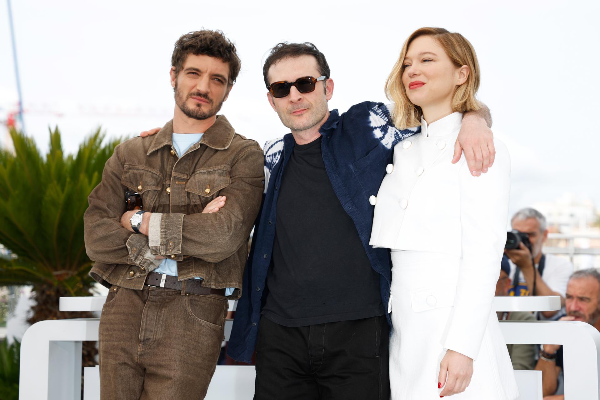 (De izquierda a derecha) Niels Schneider, el director Arthur Harari y Léa Seydoux asisten a la sesión fotográfica de «Lo desconocido» (L'inconnue) durante el 79.º Festival de Cine de Cannes, en Cannes, Francia, el 19 de mayo de 2026. El festival se celebra del 12 al 23 de mayo de 2026.. (Cine, Francia) EFE/EPA/SEBASTIEN NOGIER

