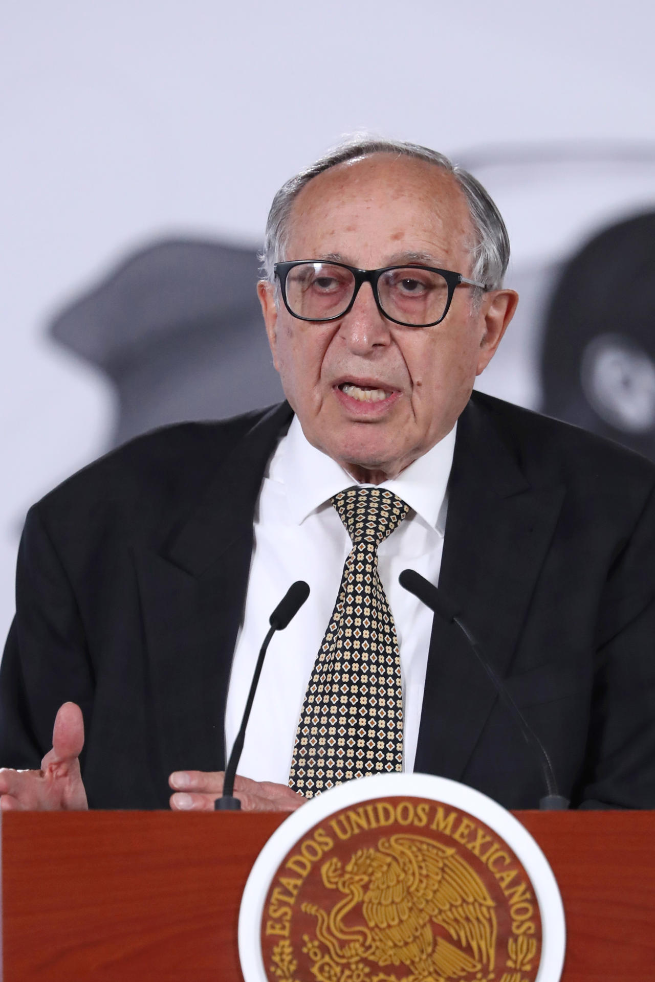 El secretario de Salud, David Kershenobich, habla durante una rueda de prensa este martes en el Palacio Nacional de la Ciudad de México (México). EFE/Mario Guzmán