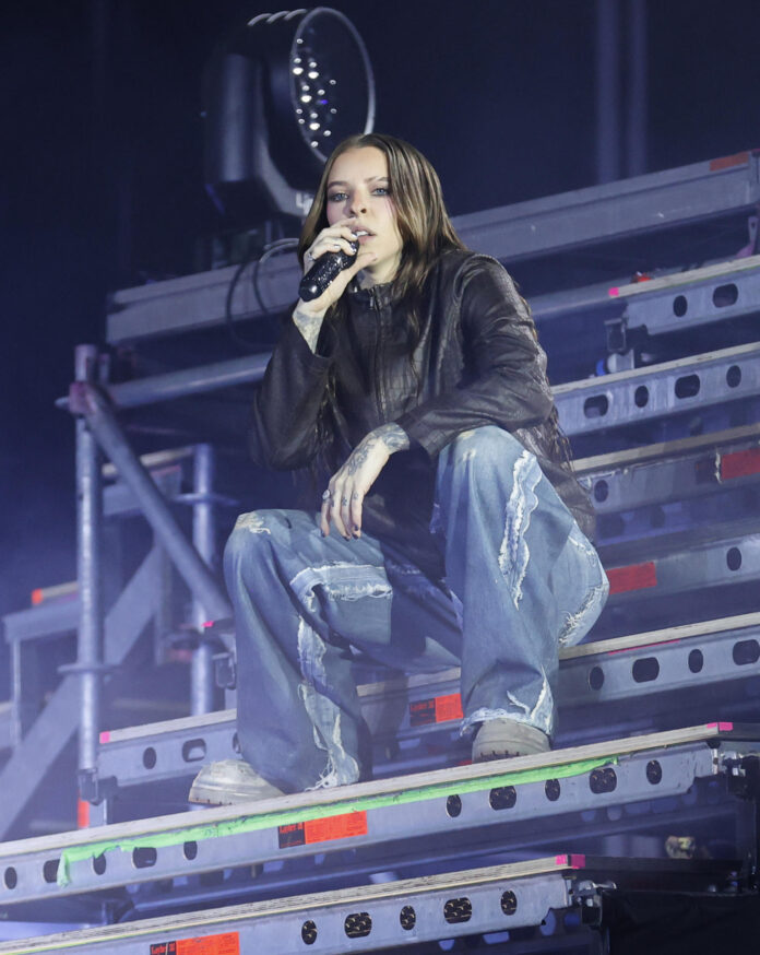 Fotografía de archivo del 21 de marzo de 2026 de la cantante Young Miko, durante su presentación en el Festival Estéreo Picnic en Bogotá (Colombia). La artista urbana puertorriqueña Young Miko anunció que el próximo 29 de mayo presentará su nueva producción, 'Do Not Disturb Deluxe', como preámbulo a una presentación en Tokio y el inicio de su próxima gira, 'Late Checkout Tour', que arrancará en julio en Dinamarca. EFE/ Mauricio Dueñas Castañeda
