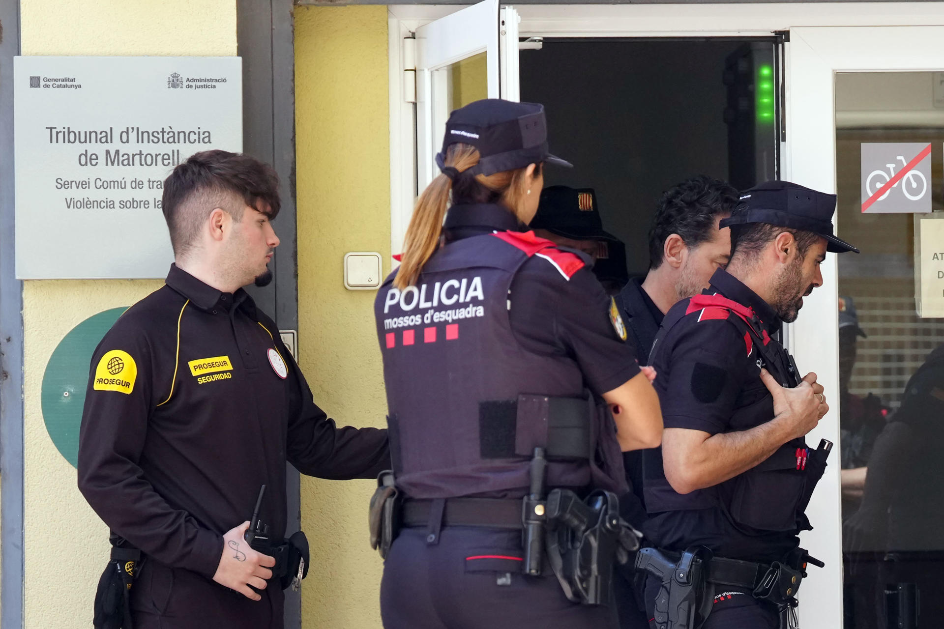 - Jonathan Andic (2d), hijo del fundador de Mango, Isak Andic, sale de los juzgados de Martorell (Barcelona) tras comparecer ante la jueza que instruye la causa por la muerte del empresario, tras ser detenido esta mañana por los Mossos d'Esquadra. EFE/Alejandro García