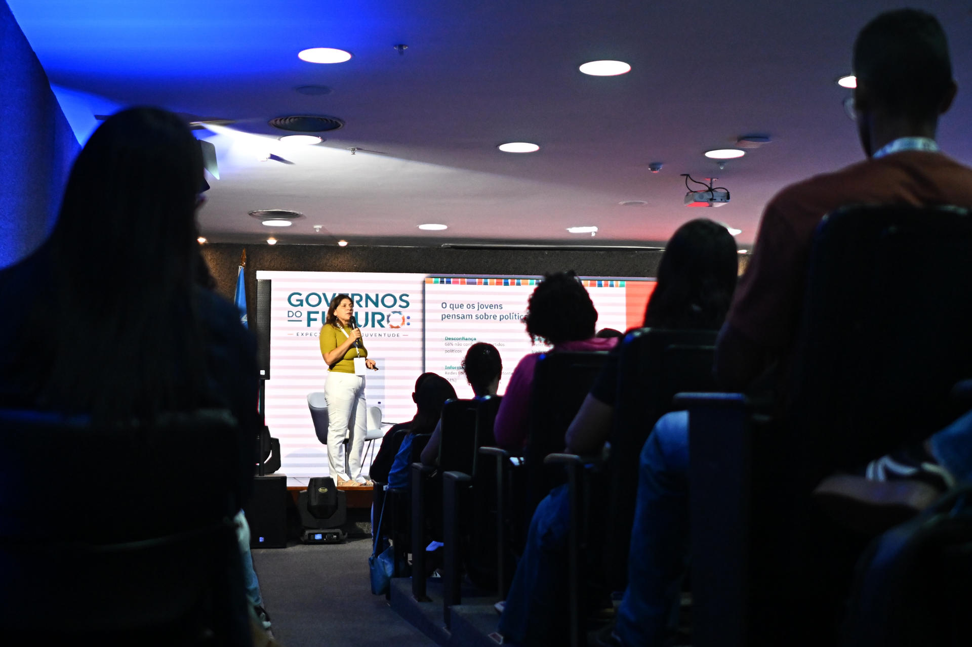 La coordinadora de Gobernanza y Justicia del Programa de las Naciones Unidas para el Desarrollo (PNUD) Brasil, Andrea Bolzon, habla durante el foro 'Gobiernos del futuro: Expectativas de la Juventud' organizado por el PNUD con el apoyo de la Agencia EFE, este martes en la Biblioteca Nacional de Brasilia (Brasil). EFE/ Andre Borges