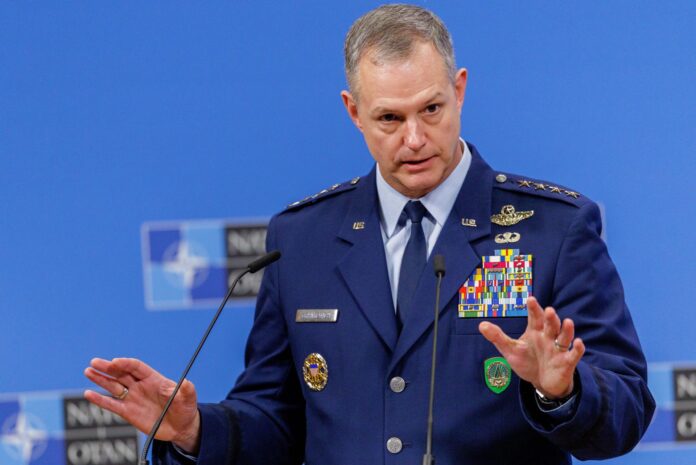 El comandante supremo aliado en Europa (SACEUR), general Alexus G. Grynkewich, interviene durante una rueda de prensa conjunta tras una sesión del Comité Militar de Jefes de Defensa de la OTAN, en la sede de la Organización del Tratado del Atlántico Norte (OTAN) en Bruselas, Bélgica, el 19 de mayo de 2026. (Bélgica, Bruselas) EFE/EPA/OLIVIER MATTHYS
