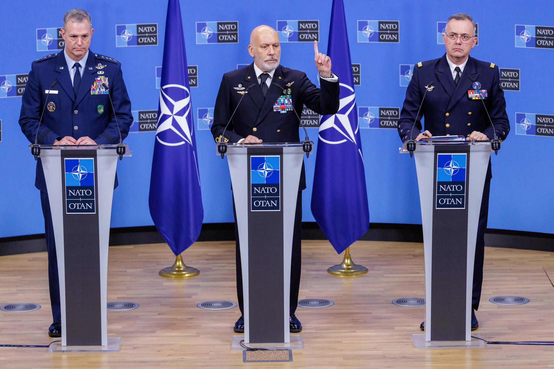 (De izquierda a derecha) El Comandante Supremo Aliado en Europa (SACEUR), General Alexus G. Grynkewich, el Presidente del Comité Militar de la OTAN (CMC), Almirante Giuseppe Cavo Dragone, y el Comandante Supremo Aliado de Transformación (SACT), Almirante Pierre Vandier, asisten a una conferencia de prensa conjunta tras una sesión del Comité Militar de la OTAN en Jefes de Defensa, en la sede de la Organización del Tratado del Atlántico Norte (OTAN) en Bruselas, Bélgica, el 19 de mayo de 2026.(Bélgica, Bruselas) EFE/EPA/OLIVIER MATTHYS
