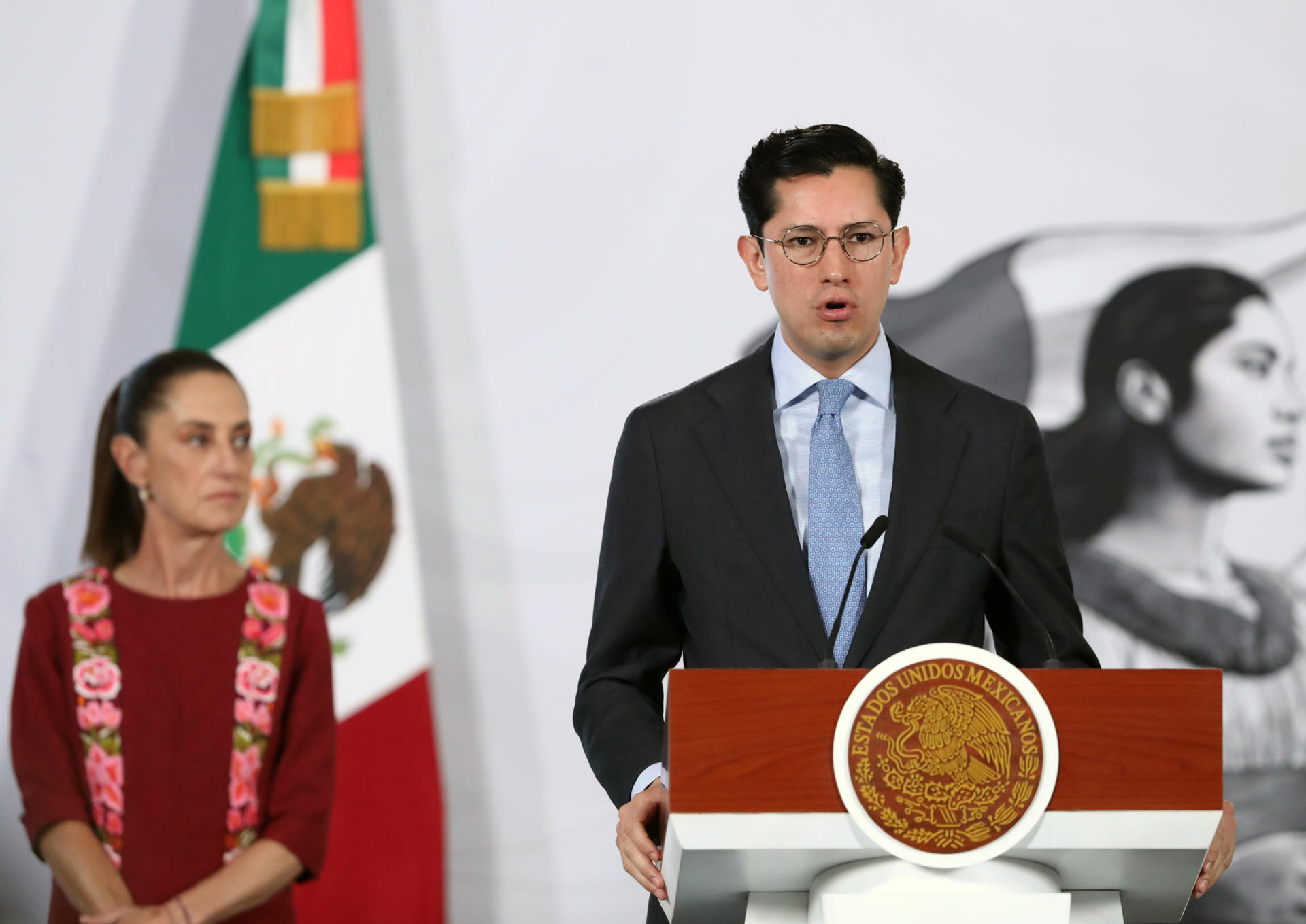 El canciller mexicano Roberto Velasco, habla durante una rueda de prensa este martes en el Palacio Nacional de la Ciudad de México (México). EFE/Mario Guzmán
