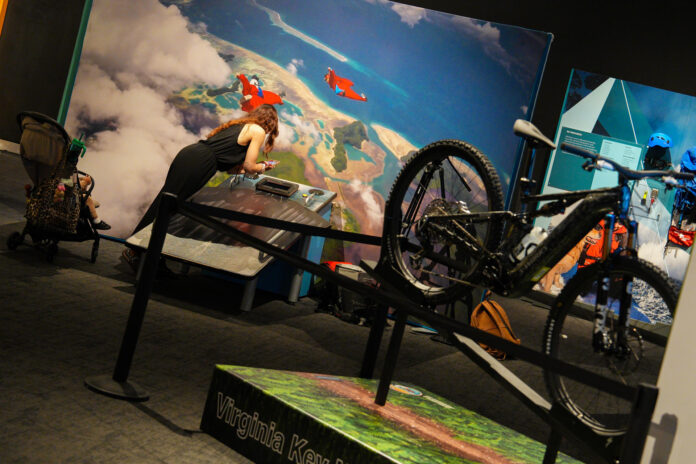 Fotografía del 15 de mayo de 2026 de la exhibición 'Extreme Sports: Beyond Human Limits' (Deportes extremos: más allá de los límites humanos) en el museo Science Frost en Miami, Florida (Estados Unidos). EFE/ Alberto Boal

