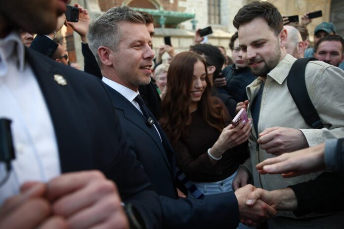 El primer ministro húngaro, Peter Magyar (C), durante un paseo por Cracovia, Polonia, el 19 de mayo de 2026. El jefe del gobierno húngaro inició una visita de dos días a Polonia, durante la cual visitará Cracovia, Varsovia y Gdansk. Lo acompañan siete ministros. Este es el primer viaje al extranjero del primer ministro Magyar desde que asumió el poder en Hungría. (Hungría, Polonia, Cracovia, Varsovia) EFE/EPA/Lukasz Gagulski POLAND OUT
