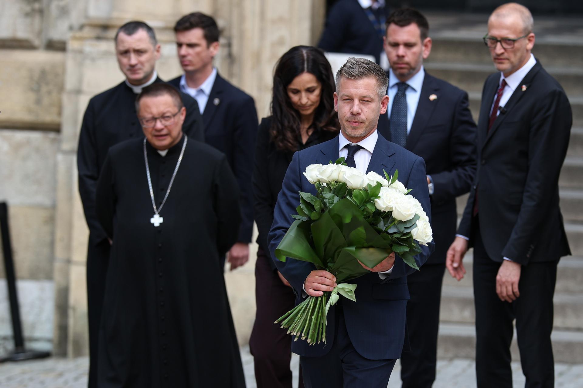 El primer ministro húngaro, Peter Magyar (3-D), y el arzobispo metropolitano de Cracovia, cardenal Grzegorz Rys (2-I), durante una visita al castillo de Wawel en Cracovia, Polonia, el 19 de mayo de 2026. El jefe del gobierno húngaro inició una visita de dos días a Polonia, durante la cual visitará Cracovia, Varsovia y Gdansk. Le acompañan siete ministros. Este es el primer viaje al extranjero del primer ministro Magyar desde que asumió el poder en Hungría. Cardenal, Hungría, Polonia, Cracovia, Varsovia) EFE/EPA/Lukasz Gagulski POLAND OUT
