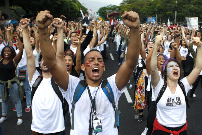 Fotografía de archivo del 10 de octubre de 2018 que muestra jóvenes participando en una manifestación estudiantil, en Medellín (Colombia). EFE/Luis Eduardo Noriega A.
