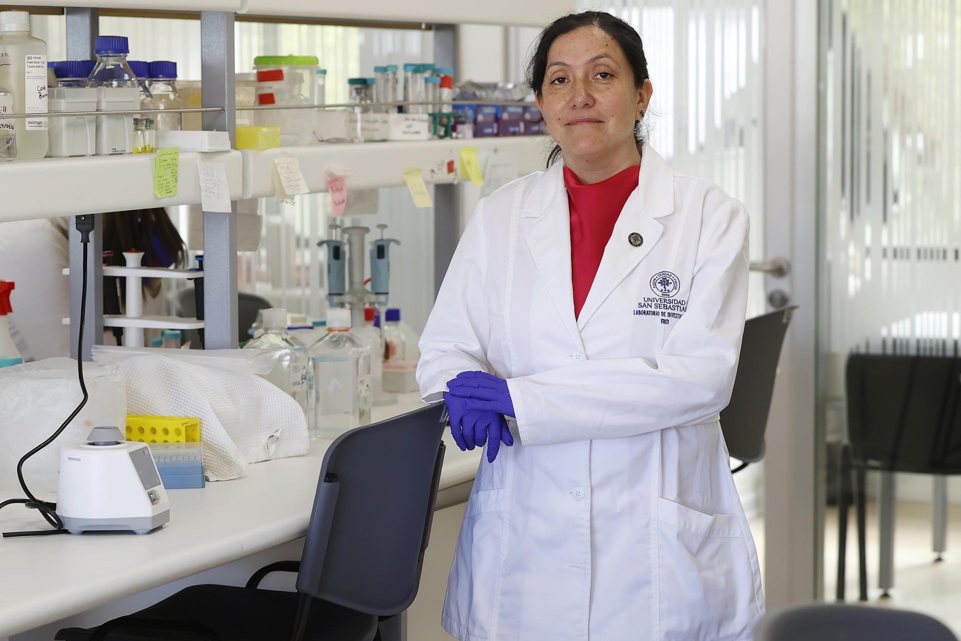 La doctora e investigadora de la Facultad de Medicina de la Universidad San Sebastián, María Inés Barría, posa durante una entrevista con EFE este lunes, en Santiago (Chile). EFE/ Elvis González