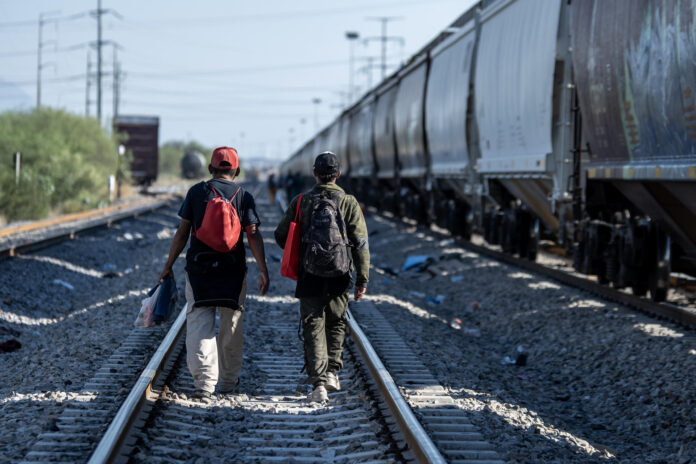 La empresa ferroviaria japonesa-española Hitachi Rail reforzará su presencia en México con el desarrollo de sistemas de señalización y telecomunicaciones para el nuevo corredor ferroviario de pasajeros Saltillo–Nuevo Laredo, en la frontera con Texas, un proyecto estratégico del Gobierno mexicano. Imagen de archivo. EFE/Miguel Sierra
